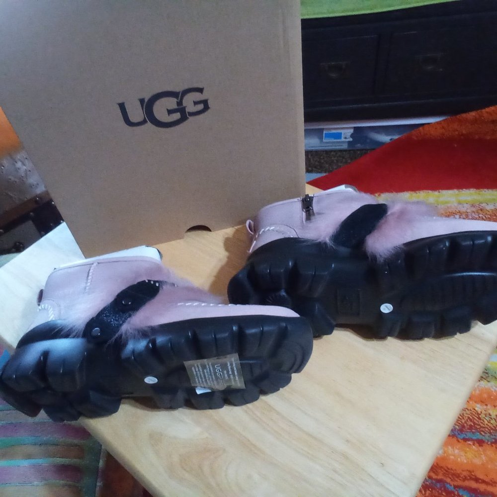 UGG - Picture 3 of 4